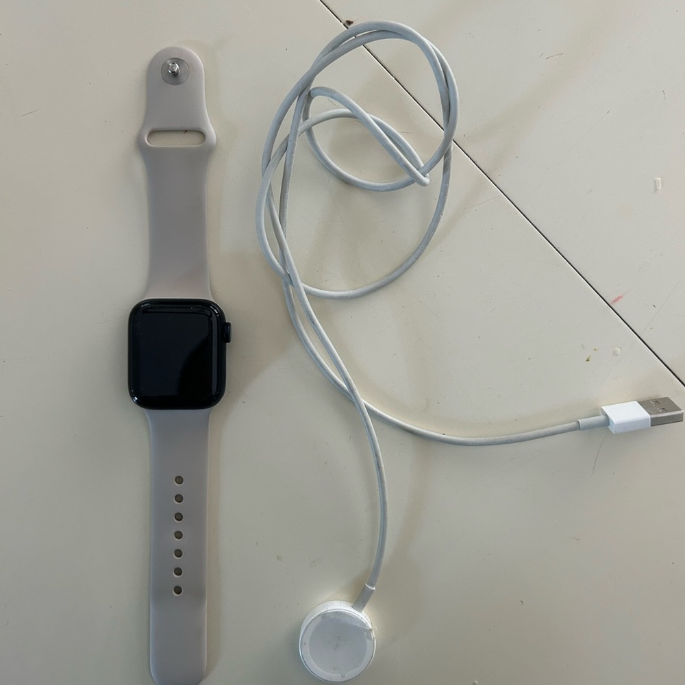 Apple Watch SE (2nd Gen) (GPS, 40mm) - Starlight Sport Band, S/M